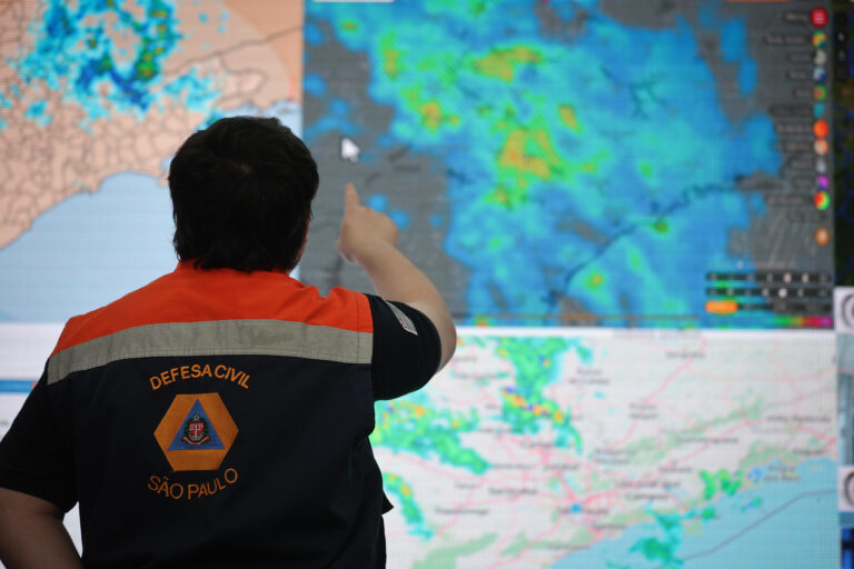 Defesa Civil de SP alerta para temporais e chuvas persistentes amanhã, 30/01