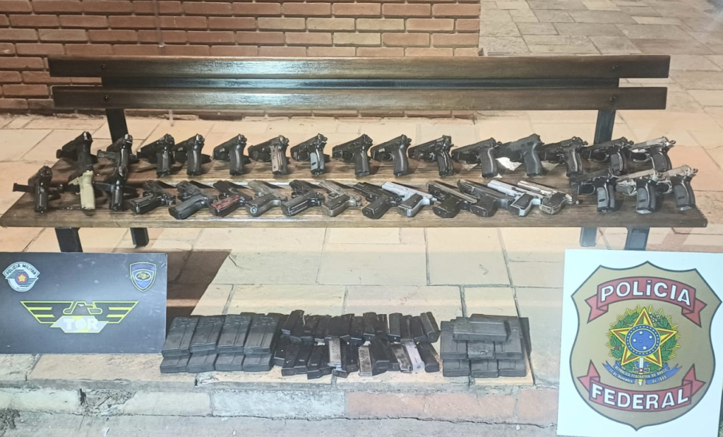 MAIS DE 30 ARMAS SÃO ENCONTRADAS EM FUNDO FALSO DE CARRO EM RODOVIA DO INTERIOR DE SP