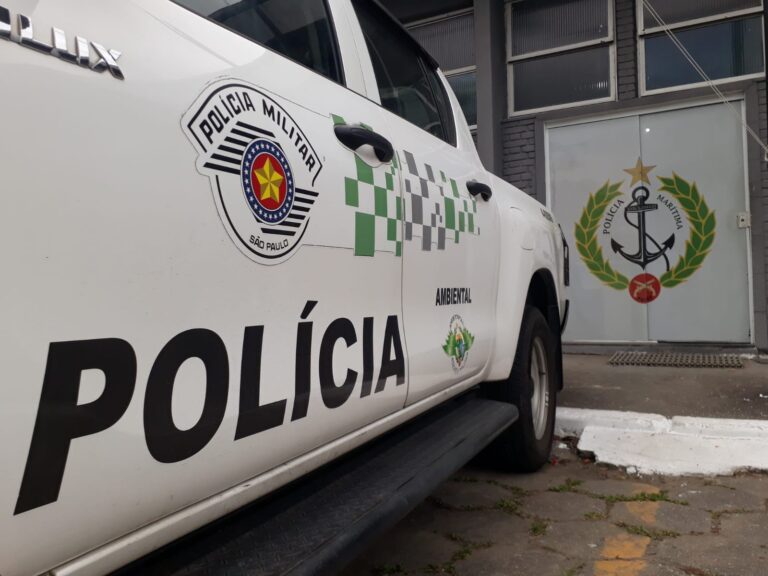 POLÍCIA MILITAR AMBIENTAL COMBATE OCUPAÇÃO IRREGULAR E DEMOLE CONSTRUÇÃO EM ÁREA DE MANGUEZAL EM SANTOS